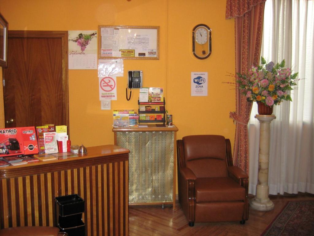Hostal La Selecta Madrid Bagian luar foto